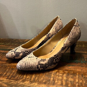 Pink faux snakeskin comfort pumps  7